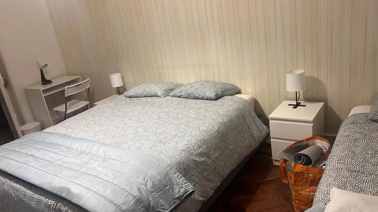 Guest house Habitacion Privada Para 3 Grande Con Balcon Lisbon