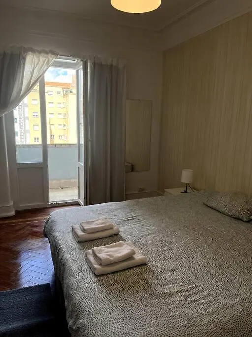 Guest house Habitacion Privada Para 3 Grande Con Balcon Lisbon