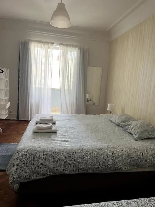 Guest house Habitacion Privada Para 3 Grande Con Balcon Lisbon
